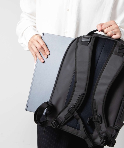 Db(ディービー)の「Db JOURNY Ramverk Backpack 21L ディービージャーニー ランマク バックパック 21L(バックパック/リュック・メンズ・ブラック/チャコール・FREE)」の16枚目の写真