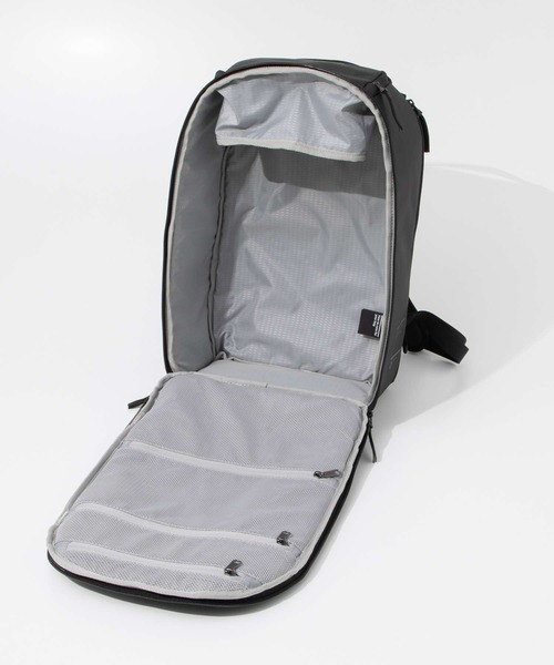 Db(ディービー)の「Db JOURNY Ramverk Backpack 21L ディービージャーニー ランマク バックパック 21L(バックパック/リュック・メンズ・ブラック/チャコール・FREE)」の3枚目の写真