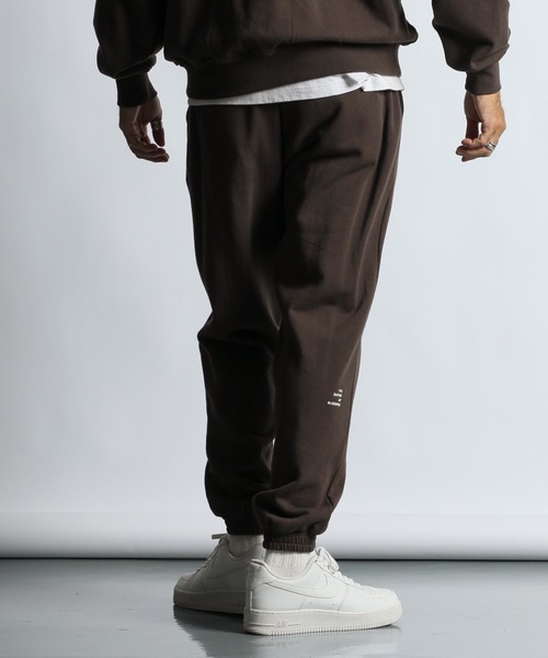 The DUFFER of ST.GEORGE(ザダファーオブセントジョージ)の「【WEB限定アイテム】14oz HEAVY WEIGHT SETUP SWEAT PANTS:14オンス ヘビーウェイト セットアップ ルーズフィット スウェットパンツ(スウェットパンツ・メンズ・チャコールグレー/ブラウン/ブラック・SMALL/MEDIUM/LARGE/X-LARGE)」の15枚目の写真