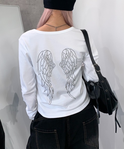 lilful（リルフル）の「羽モチーフ ラインストーン バックデザイン コンパクトロンT（Tシャツ/カットソー・レディース・ホワイト/ブラック/グレー・S/M）」の2枚目の写真