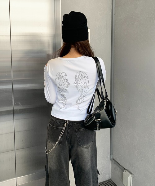 lilful（リルフル）の「羽モチーフ ラインストーン バックデザイン コンパクトロンT（Tシャツ/カットソー・レディース・ホワイト/ブラック/グレー・S/M）」の4枚目の写真