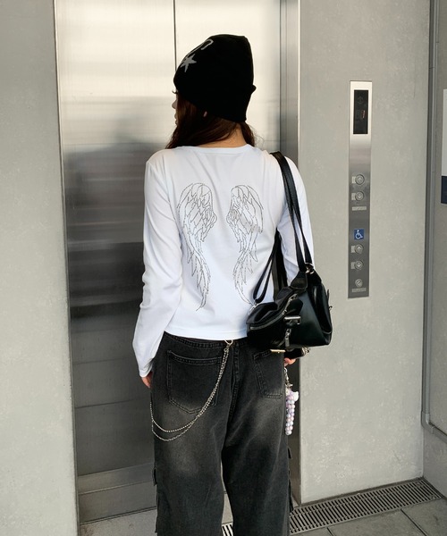 lilful（リルフル）の「羽モチーフ ラインストーン バックデザイン コンパクトロンT（Tシャツ/カットソー・レディース・ホワイト/ブラック/グレー・S/M）」の8枚目の写真