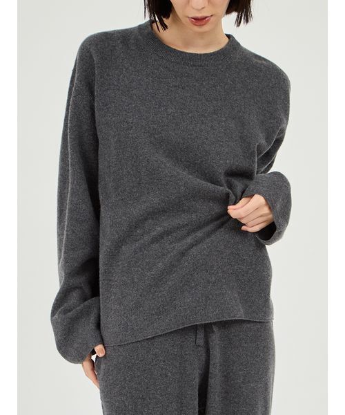 emmi（エミ）の「【セットアップ対応】ラムウールオーバーニットトップス（ニット/セーター・レディース・バーガンディー/ライトベージュ/チャコールグレー・F）」の4枚目の写真