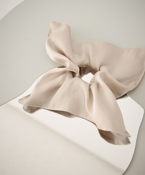 ROPE' PICNIC（ロペピクニック）の「チャーム付きサテンボリュームスクエアシュシュ（ヘアゴム・レディース・イエロー系その他3/ベージュ/ブラック・FREE）」の2枚目の写真