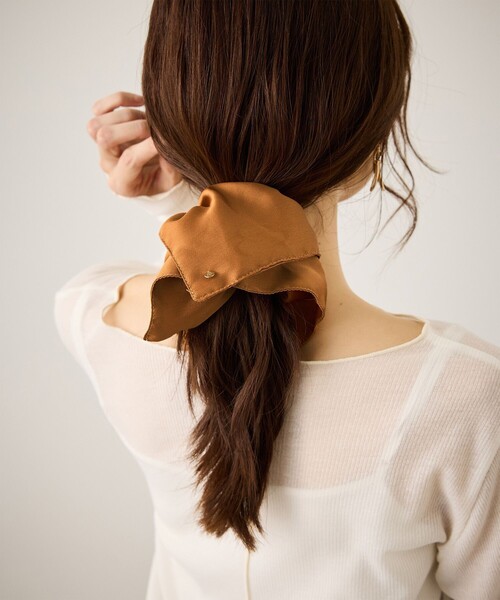 ROPE' PICNIC（ロペピクニック）の「チャーム付きサテンボリュームスクエアシュシュ（ヘアゴム・レディース・イエロー系その他3/ベージュ/ブラック・FREE）」の3枚目の写真