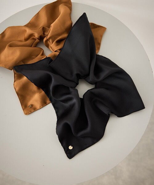 ROPE' PICNIC（ロペピクニック）の「チャーム付きサテンボリュームスクエアシュシュ（ヘアゴム・レディース・イエロー系その他3/ベージュ/ブラック・FREE）」の4枚目の写真