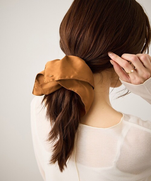 ROPE' PICNIC（ロペピクニック）の「チャーム付きサテンボリュームスクエアシュシュ（ヘアゴム・レディース・イエロー系その他3/ベージュ/ブラック・FREE）」の5枚目の写真