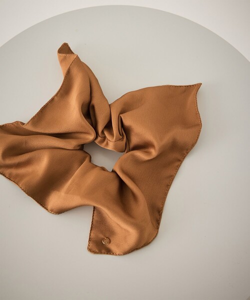 ROPE' PICNIC（ロペピクニック）の「チャーム付きサテンボリュームスクエアシュシュ（ヘアゴム・レディース・イエロー系その他3/ベージュ/ブラック・FREE）」の6枚目の写真