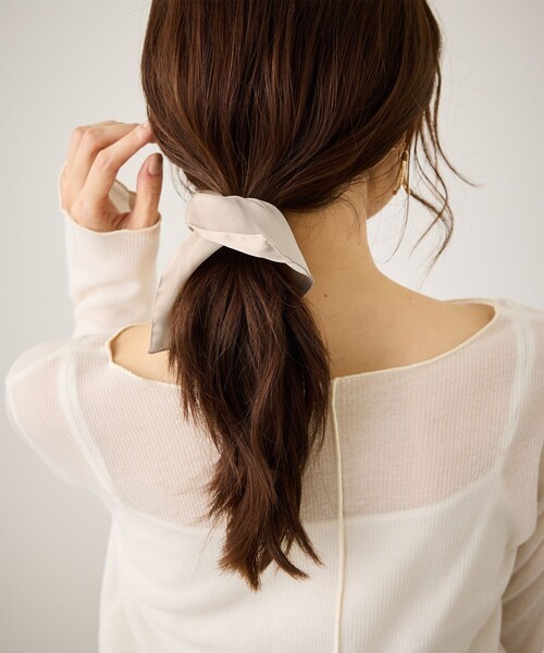ROPE' PICNIC（ロペピクニック）の「チャーム付きサテンボリュームスクエアシュシュ（ヘアゴム・レディース・イエロー系その他3/ベージュ/ブラック・FREE）」の7枚目の写真