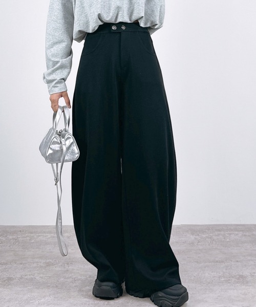 CLOTHY(クロシィ)の「【後ろにタックを入れた立体的なシルエット】ダブルボタンパンツ(その他パンツ・レディース・グレー/ブラック/ブルー・FREE)」の2枚目の写真