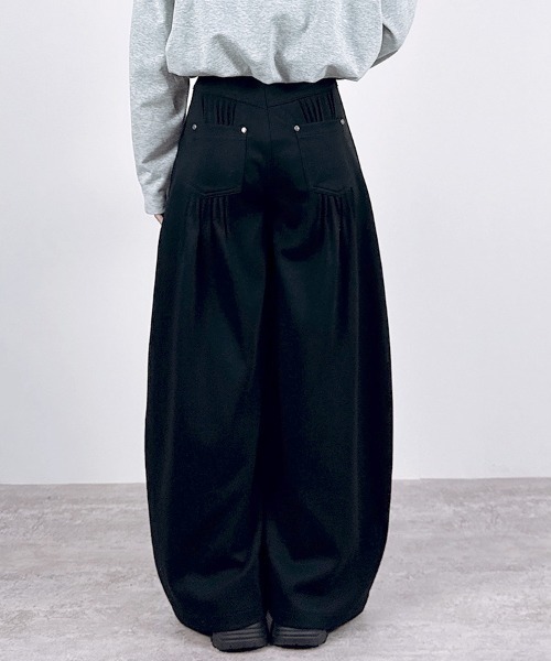 CLOTHY(クロシィ)の「【後ろにタックを入れた立体的なシルエット】ダブルボタンパンツ(その他パンツ・レディース・グレー/ブラック/ブルー・FREE)」の4枚目の写真