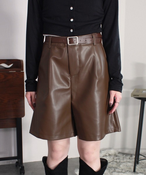 2点セット】ベルト付きフェイクレザーショートパンツ / 合皮素材