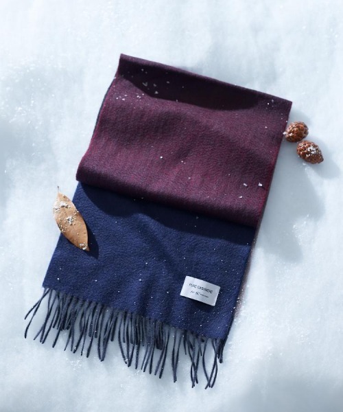 tk.TAKEO KIKUCHI（ティーケータケオキクチ）の「【カシミヤ】グラデーションマフラー（マフラー・メンズ・ネイビー系3/ワイン系2・00）」の2枚目の写真