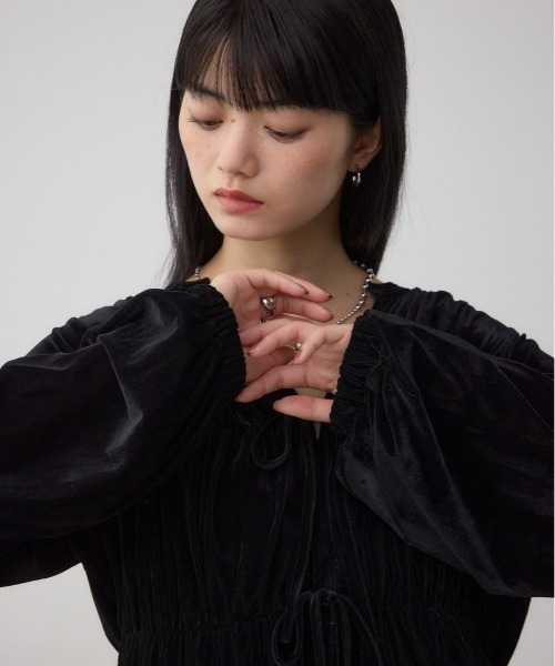 AZUL by moussy(アズールバイマウジー)の「ベロアリボンブラウス(シャツ/ブラウス・レディース・ブラック/ブラウン・FREE)」の2枚目の写真