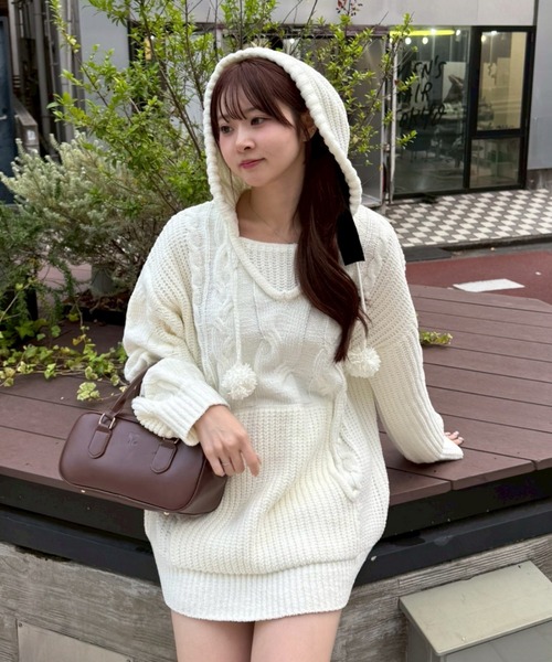 continuer de NICE CLAUP（コンティニューデナイスクラップ）の「モールケーブルフーディーミニワンピース（ワンピース・レディース・アイボリー/チャコールグレー/ボルドー・FREE）」の4枚目の写真