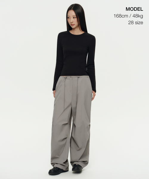MUSINSA STANDARD WOMAN（ムシンサスタンダードウーマン）の「ウィメンズパラシュートパンツ[ライトグレー]（スウェットパンツ・レディース・その他・30/24/26/28/22）」の2枚目の写真
