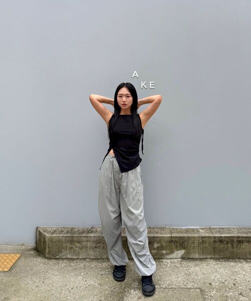 MUSINSA STANDARD WOMAN（ムシンサスタンダードウーマン）の「ウィメンズパラシュートパンツ[ライトグレー]（スウェットパンツ・レディース・その他・30/24/26/28/22）」の15枚目の写真
