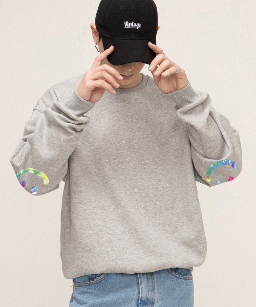 GRAVER（グレーバー）の「[UNISEX]エルボータイダイ描画スマイルマンツーマン_グレー（スウェット・レディース・グレー・LARGE/MEDIUM/X-LARGE）」の2枚目の写真