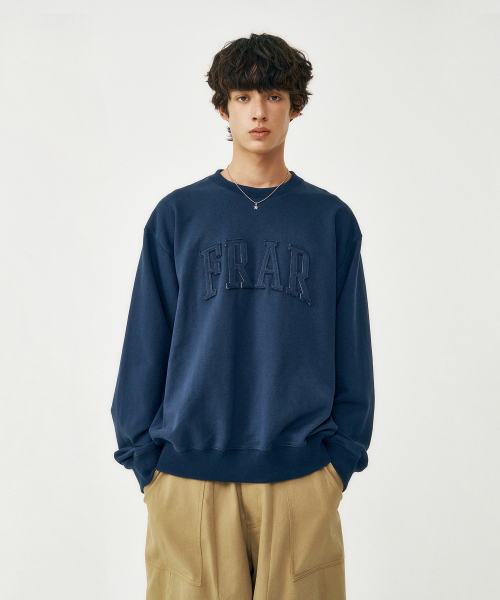 FROM ARLES(フロムアルル)の「クラシックアップリケスウェットシャツ / ネイビー(スウェット・メンズ・ネイビー・LARGE/MEDIUM)」の1枚目の写真