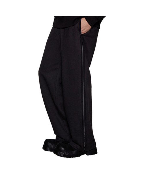 DGNAK(ディグナク)の「サテンローカットワイドパンツ(ブラック)(その他パンツ・メンズ・ブラック・LARGE/MEDIUM)」の1枚目の写真