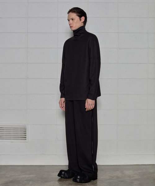 DGNAK(ディグナク)の「サテンローカットワイドパンツ(ブラック)(その他パンツ・メンズ・ブラック・LARGE/MEDIUM)」の3枚目の写真