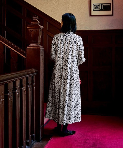 Sunny clouds（サニークラウズ）の「サニークラウズ　薔薇に覆われた魔女ワンピース〈レディース〉（ワンピース・レディース・ホワイト×ブラック・MP/L/LL/3L）」の3枚目の写真