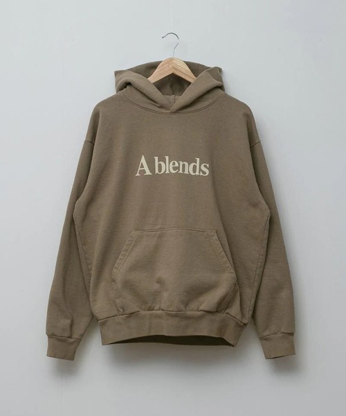 A blends(エイブレンズ)の「A blends 製品染めフロッキープリントスウェットパーカ(パーカー・メンズ・モカ/グリーン・LARGE/MEDIUM/X-LARGE)」の2枚目の写真