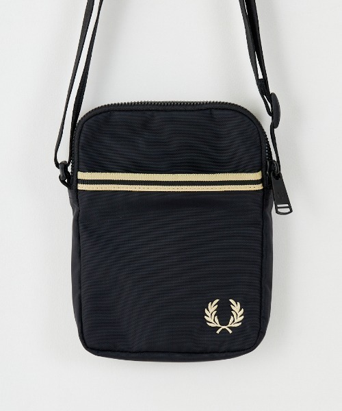 FRED PERRY（フレッドペリー）の「【WEB限定】[FRED PERRY/フレッドペリー] ティップ テープ スモール ショルダーバッグ（ショルダーバッグ・レディース・ブラック・ONE SIZE）」の22枚目の写真
