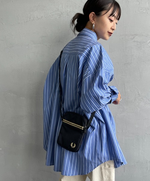 FRED PERRY（フレッドペリー）の「【WEB限定】[FRED PERRY/フレッドペリー] ティップ テープ スモール ショルダーバッグ（ショルダーバッグ・レディース・ブラック・ONE SIZE）」の3枚目の写真