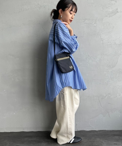 FRED PERRY（フレッドペリー）の「【WEB限定】[FRED PERRY/フレッドペリー] ティップ テープ スモール ショルダーバッグ（ショルダーバッグ・レディース・ブラック・ONE SIZE）」の2枚目の写真