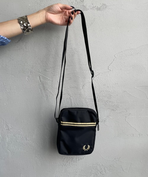 FRED PERRY（フレッドペリー）の「【WEB限定】[FRED PERRY/フレッドペリー] ティップ テープ スモール ショルダーバッグ（ショルダーバッグ・レディース・ブラック・ONE SIZE）」の12枚目の写真