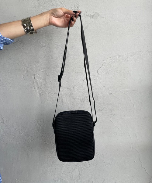 FRED PERRY（フレッドペリー）の「【WEB限定】[FRED PERRY/フレッドペリー] ティップ テープ スモール ショルダーバッグ（ショルダーバッグ・レディース・ブラック・ONE SIZE）」の13枚目の写真