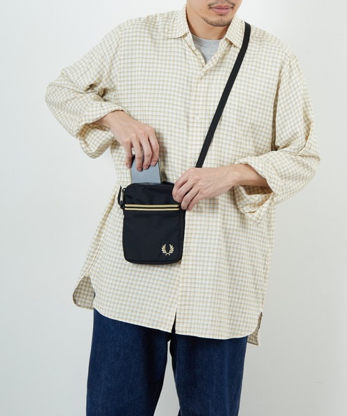 FRED PERRY（フレッドペリー）の「【WEB限定】[FRED PERRY/フレッドペリー] ティップ テープ スモール ショルダーバッグ（ショルダーバッグ・レディース・ブラック・ONE SIZE）」の14枚目の写真