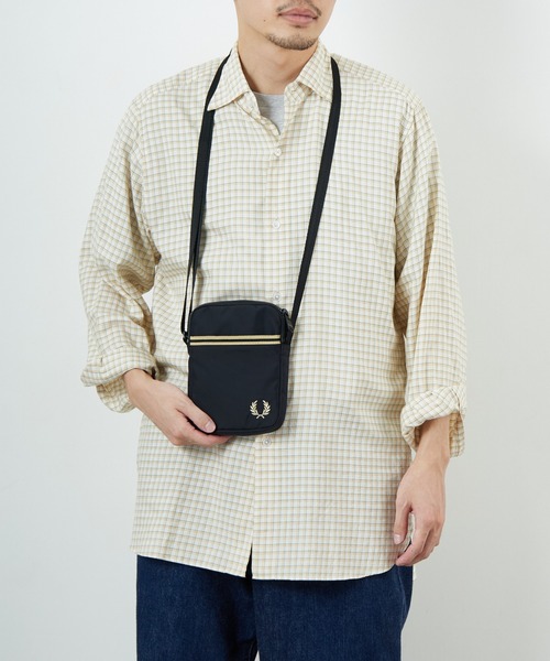 FRED PERRY（フレッドペリー）の「【WEB限定】[FRED PERRY/フレッドペリー] ティップ テープ スモール ショルダーバッグ（ショルダーバッグ・レディース・ブラック・ONE SIZE）」の15枚目の写真