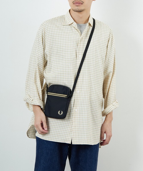 FRED PERRY（フレッドペリー）の「【WEB限定】[FRED PERRY/フレッドペリー] ティップ テープ スモール ショルダーバッグ（ショルダーバッグ・レディース・ブラック・ONE SIZE）」の17枚目の写真