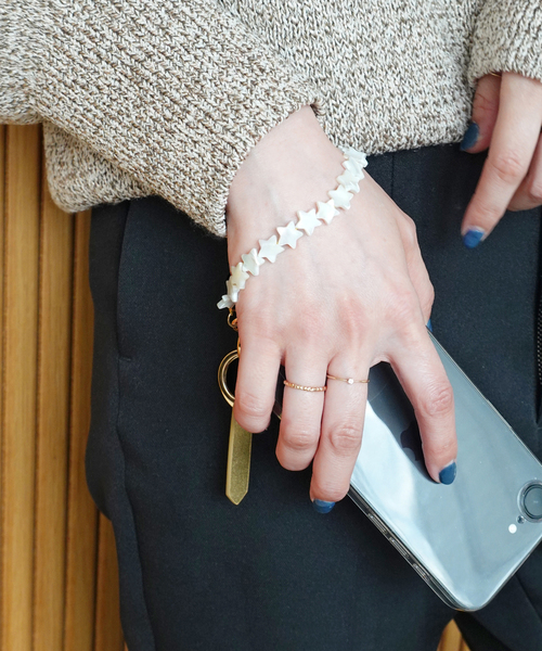 Spick & Span(スピックアンドスパン)の「HASHIBAMI / ハシバミ シェルスタースマホストラップ(その他小物・レディース・ホワイト・FREE)」の2枚目の写真