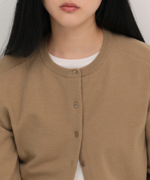 MUSINSA STANDARD WOMAN（ムシンサスタンダードウーマン）の「ウィメンズエッセンシャルラウンドネックカーディガン[ベージュ]（カーディガン/ボレロ・レディース・その他・SMALL/LARGE/X-SMALL/MEDIUM）」の4枚目の写真