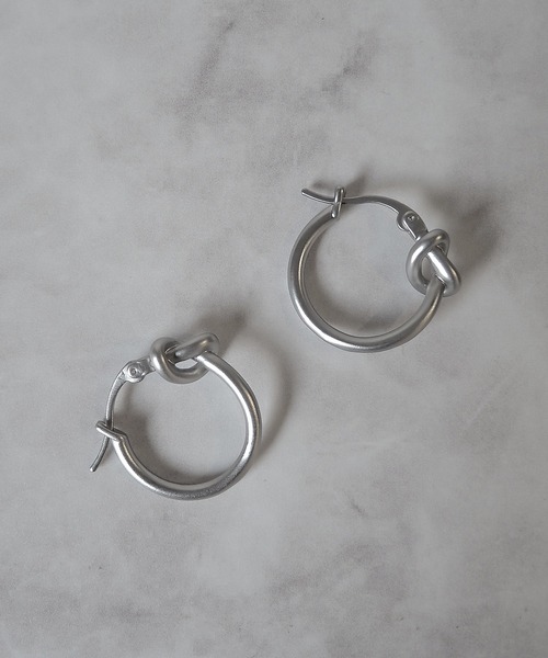 SBG（エスビー）の「インフルエンサー つぐ吉 × SBG ノットフープピアス 両耳（ピアス（両耳用）・メンズ・シルバー・FREE）」の2枚目の写真