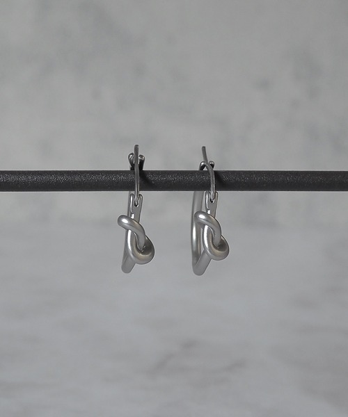 SBG（エスビー）の「インフルエンサー つぐ吉 × SBG ノットフープピアス 両耳（ピアス（両耳用）・メンズ・シルバー・FREE）」の4枚目の写真