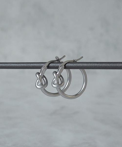 SBG（エスビー）の「インフルエンサー つぐ吉 × SBG ノットフープピアス 両耳（ピアス（両耳用）・メンズ・シルバー・FREE）」の5枚目の写真