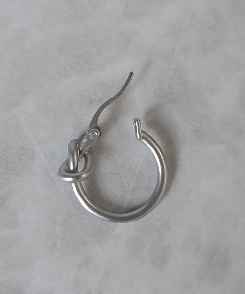 SBG（エスビー）の「インフルエンサー つぐ吉 × SBG ノットフープピアス 両耳（ピアス（両耳用）・メンズ・シルバー・FREE）」の6枚目の写真