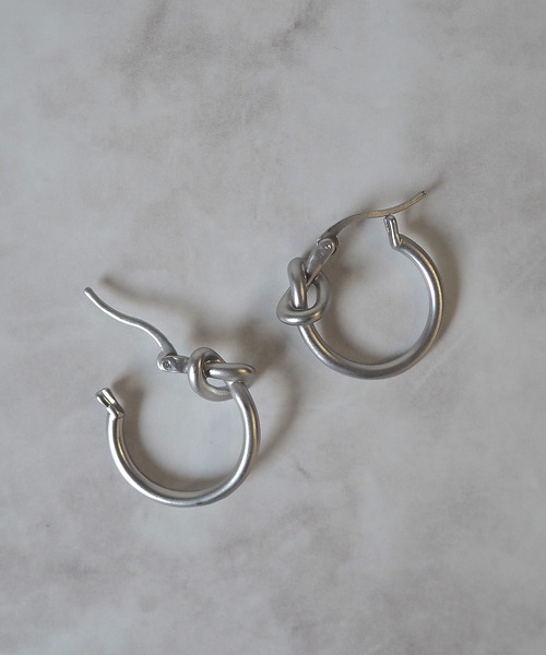 SBG（エスビー）の「インフルエンサー つぐ吉 × SBG ノットフープピアス 両耳（ピアス（両耳用）・メンズ・シルバー・FREE）」の7枚目の写真