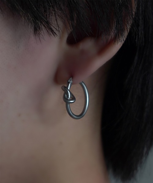 SBG（エスビー）の「インフルエンサー つぐ吉 × SBG ノットフープピアス 両耳（ピアス（両耳用）・メンズ・シルバー・FREE）」の8枚目の写真