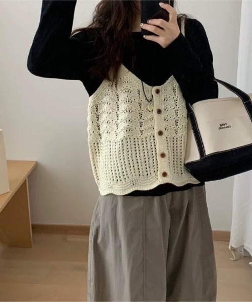 Ritzy（リッツィー）の「7色展開　ニットキャミソールベスト（ベスト・レディース・ブラック/ベージュ/グレー/レッド/イエロー/ブルー/グリーン・FREE）」の4枚目の写真