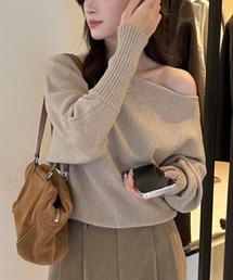 抜け感たっぷりのゆったりオフショルニット