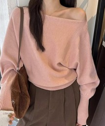 抜け感たっぷりのゆったりオフショルニット