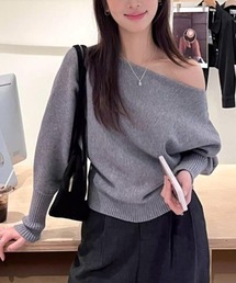 抜け感たっぷりのゆったりオフショルニット