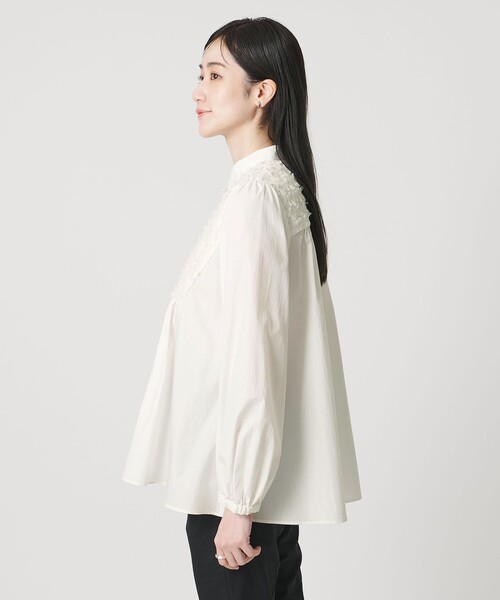 UNITED ARROWS（ユナイテッドアローズ）の「コンビ ギャザー ブラウス（シャツ/ブラウス・レディース・オフホワイト/ブラック/ネイビー・FREE）」の18枚目の写真