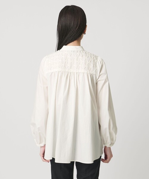 UNITED ARROWS（ユナイテッドアローズ）の「コンビ ギャザー ブラウス（シャツ/ブラウス・レディース・オフホワイト/ブラック/ネイビー・FREE）」の17枚目の写真