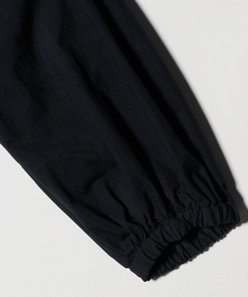 UNITED ARROWS（ユナイテッドアローズ）の「コンビ ギャザー ブラウス（シャツ/ブラウス・レディース・オフホワイト/ブラック/ネイビー・FREE）」の10枚目の写真